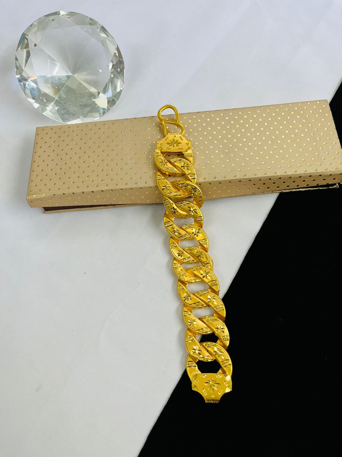 Buy Dapper Men Gold Bracelet- Joyalukkas