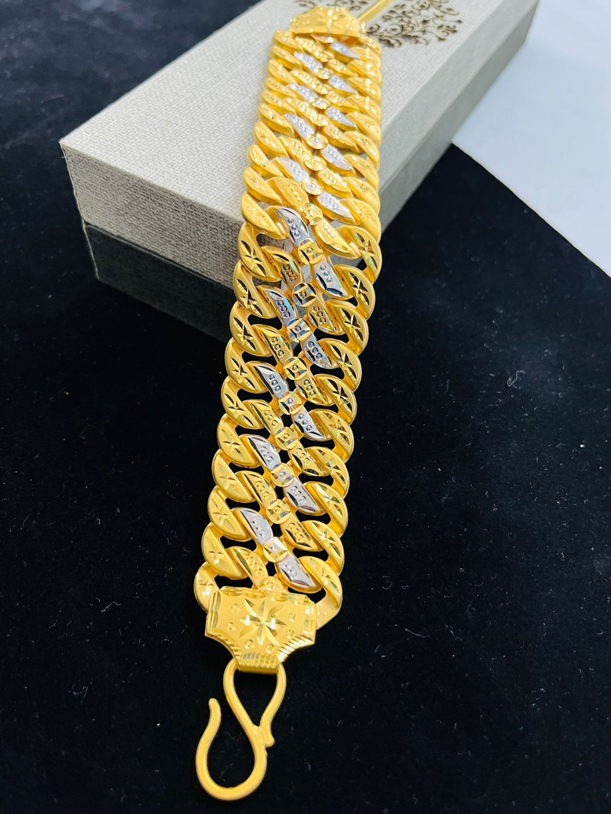Amazon.co.jp: Kihei Bracelet, 18K Gold, K18, Triple 12, 750, 7.1 inches (18  cm), 1.1 oz (30 g) (Confirmed over 1.1 oz (32 g), Gold Kihei Chain, 12  Sided Triple, Twelve Sides, K18 Gold : Clothing, Shoes & Jewelry