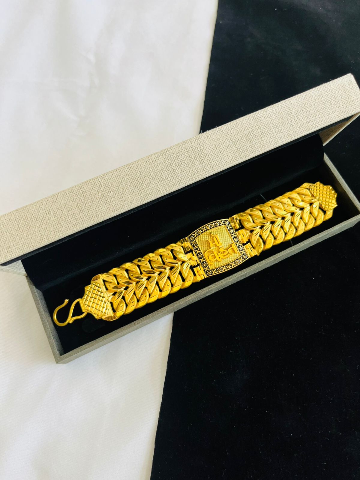 Amazon.com: Yellow Chimes Men's Bracelet for Men Stainless Steel Link Chain  Dual Curb Design Golden Bracelet Gold Medium: Clothing, Shoes & Jewelry