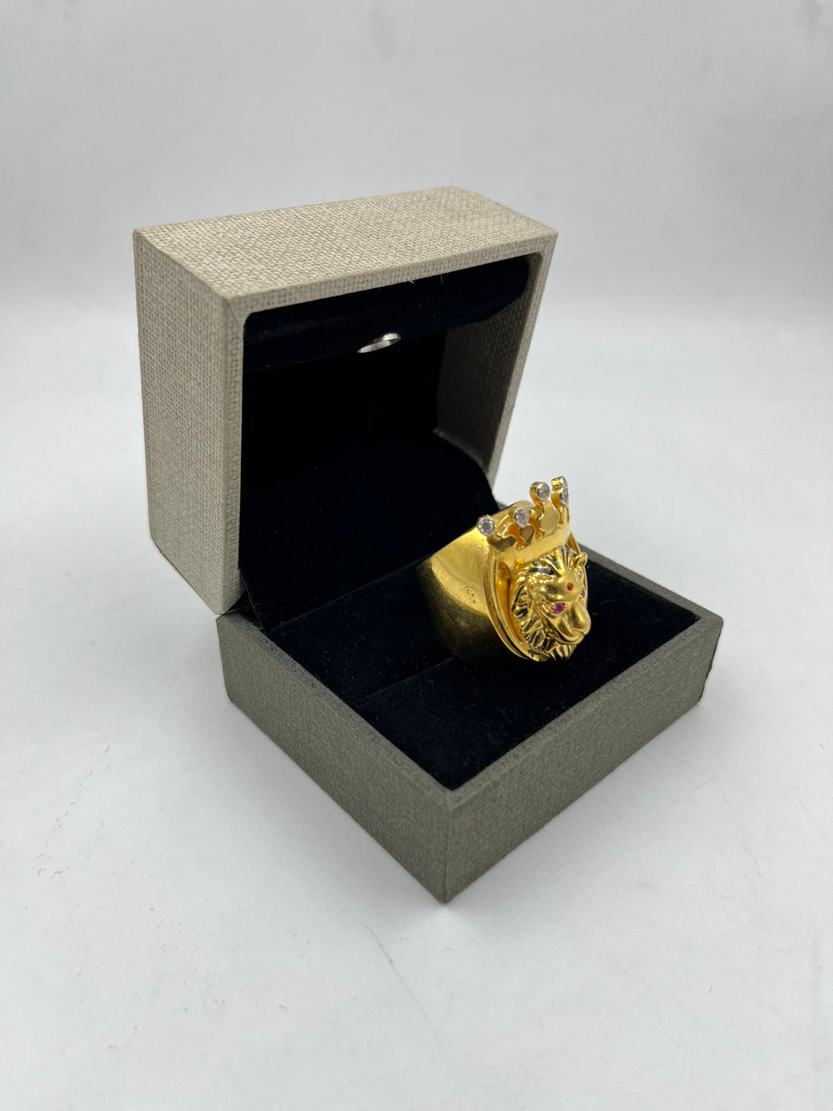 Lion's head men's ring 18k yellow gold - Quinn's Goldsmith